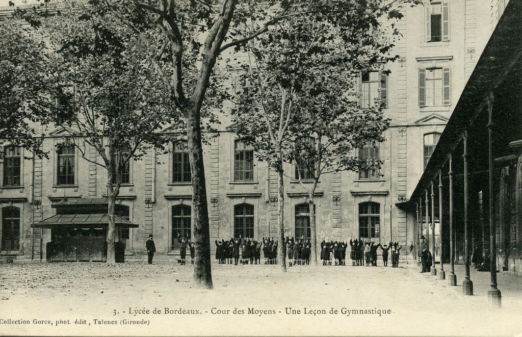 Une leçon de gymnastique dans la cour des Moyens au début du 20e siècle.