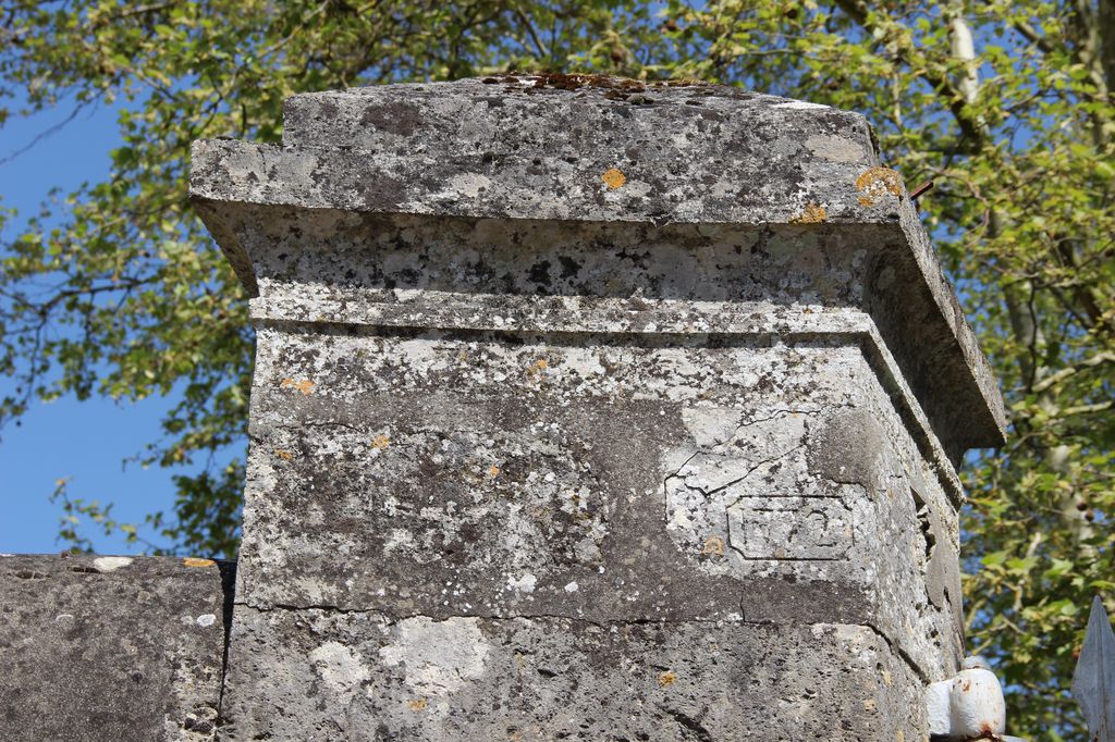 Portail principal, pilier de gauche : détail de la date gravée.