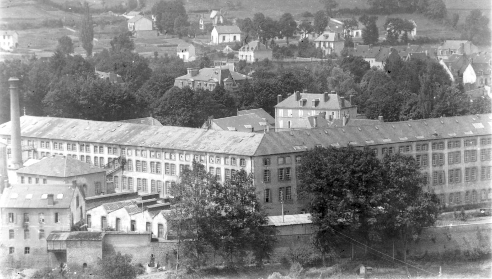 Carte postale des usines Sallandrouze avec le bâtiment de la machine à vapeur, au premier plan à gauche (collection particulière)