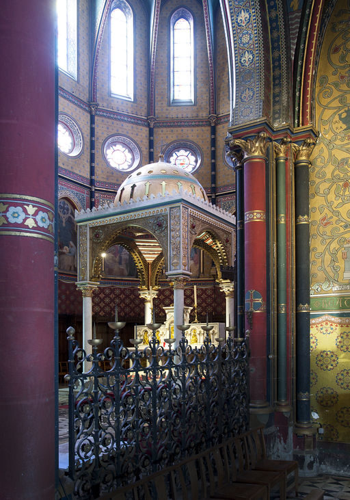 Vue de l'ensemble du maître-autel depuis la chapelle de la Vierge.
