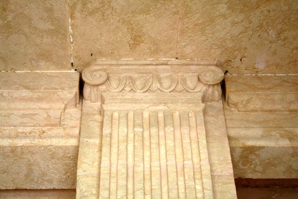Grand corps de logis, aile sud, palier du premier étage : détail du chapiteau ionique sculpté sur le mur noyau.