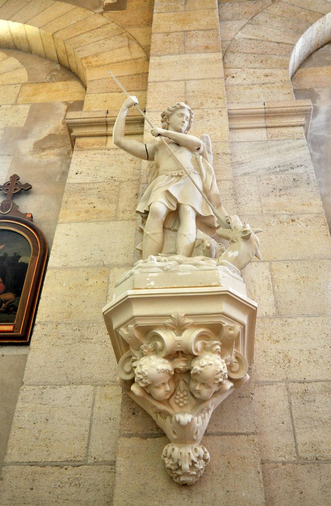 Collatéral sud : statue de saint Michel terrassant le dragon.