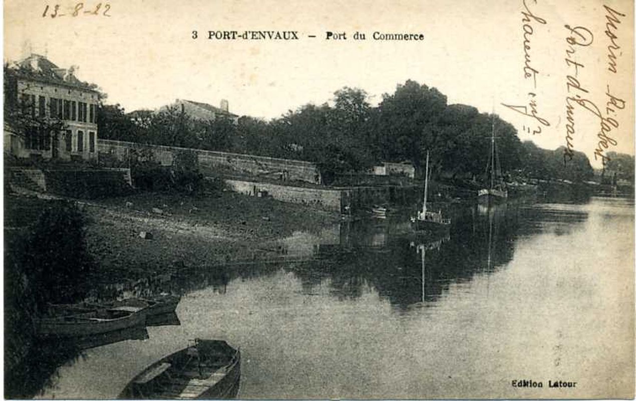 Le port vers 1920 : la cale de carénage au premier plan.