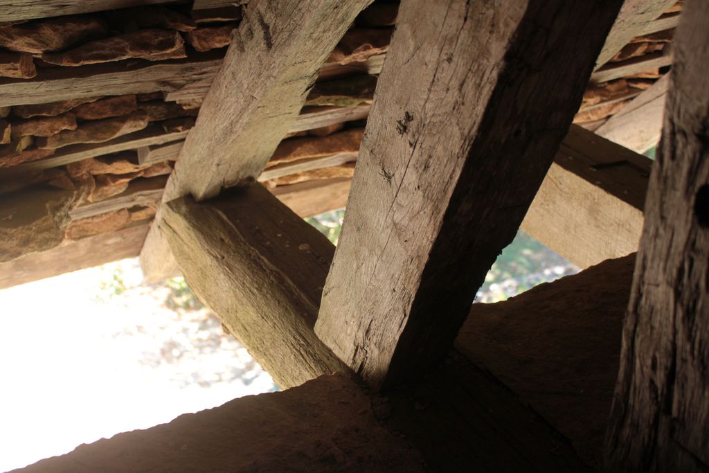 Charpente du châtelet d'entrée : détail d'un pied de chevron du toit assemblé à un entrait débordant pour couvrir le chemin de ronde.