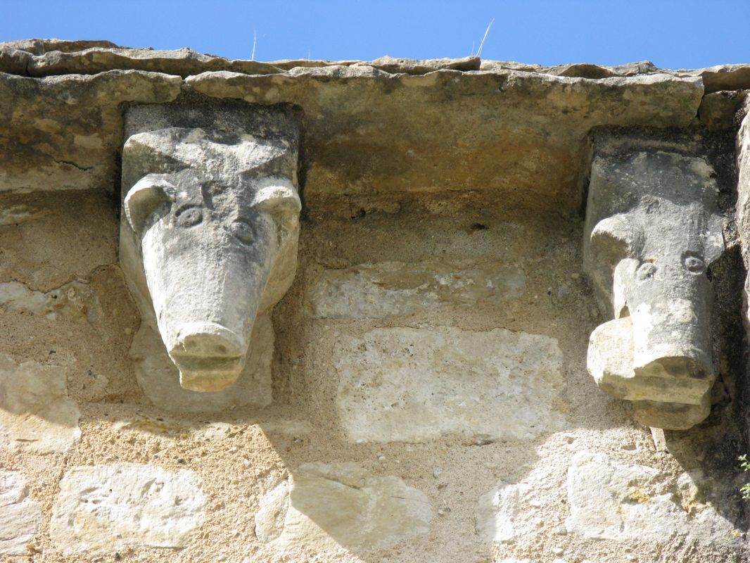 Détail de deux autres modillons sculptés du mur sud de la nef.