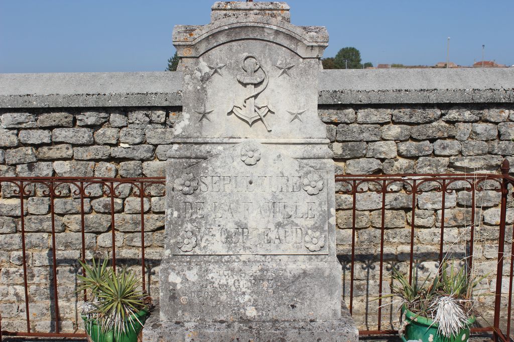 Sépulture de la famille Vve Gerbaud : détail de la stèle ornée d'une ancre.