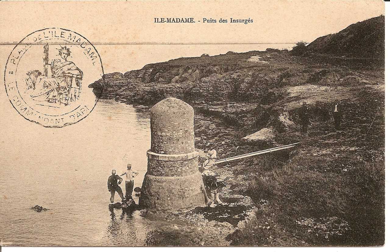 Le puits des insurgés sur une carte postale du début du 20e siècle. 