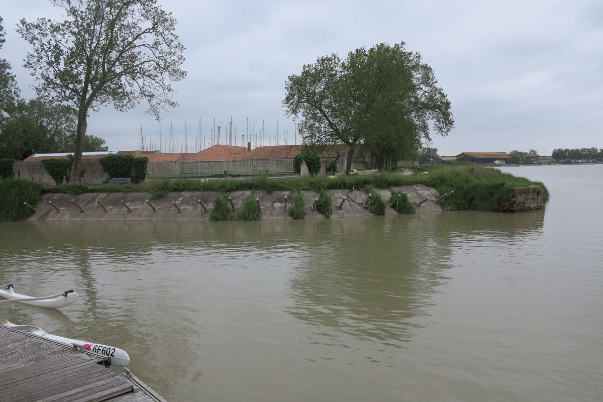 Entrée des bassins sur la Charente ; le musoir amont a été reconstruit avec emploi de tirants métalliques. 