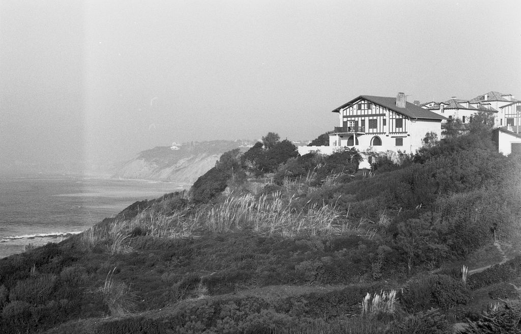 Vue de la villa et de son jardin sur la falaise, en 1994.