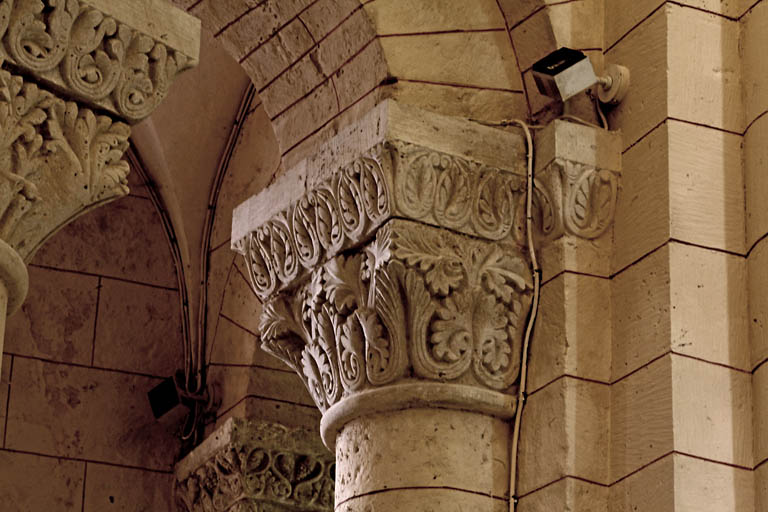 Rond-point du choeur, pile sud-est de la croisée du transept, chapiteau est : feuillage et palmettes.