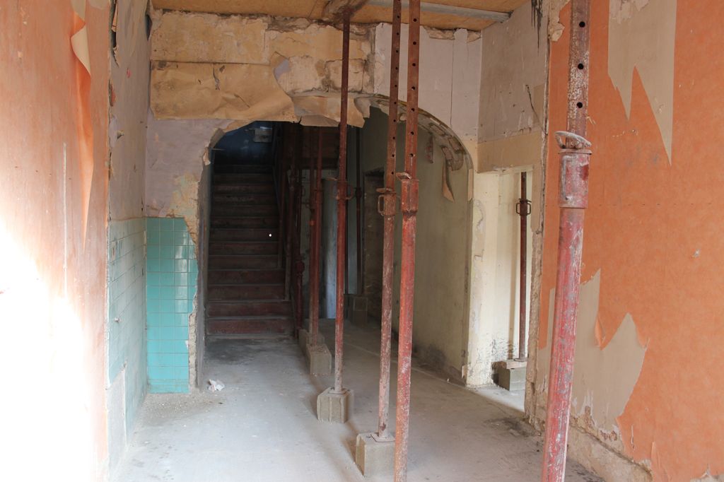 Corps de logis principal, 1er étage : pièce côté rue (état avant travaux).