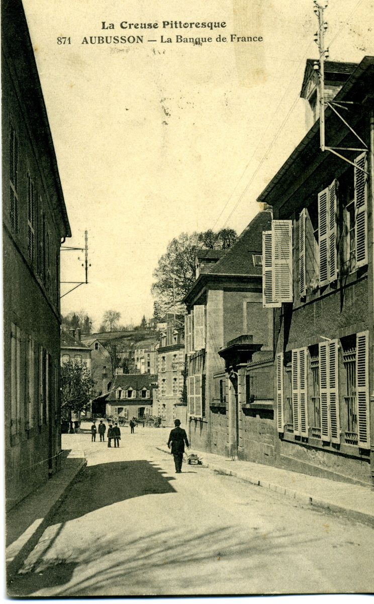 Carte postale du 1er quart du 20e siècle, montrant, à droite, dans la rue Saint-Jean, la banque de France, avec son imposant portail (AC Aubusson). 
