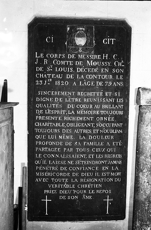 Chapelle, intérieur, pierre tombale du comte H.C.J.R. de Moussy, décédé en 1820, cliché de 1970.