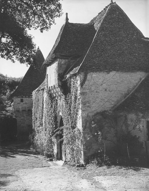 Vue à l'est du portail d'entrée du château, s.d. (vers 1950).