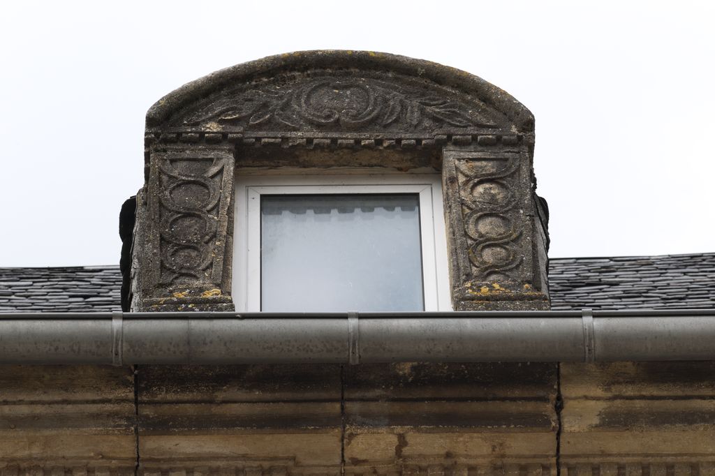 Maison du XVIIIe de Montignac : détail d'une lucarne à fronton cintré.