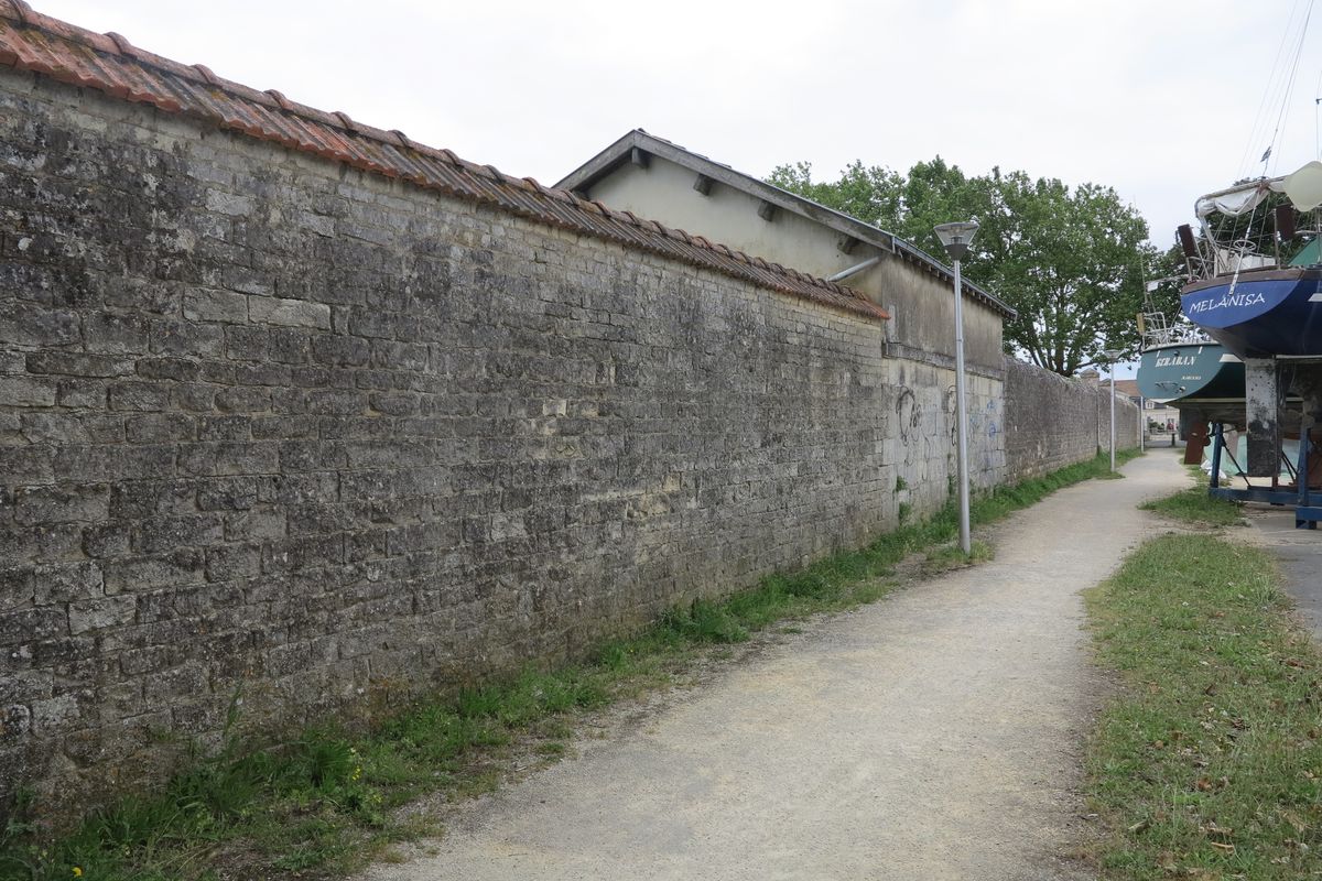 Mur d'enceinte du côté ouest.