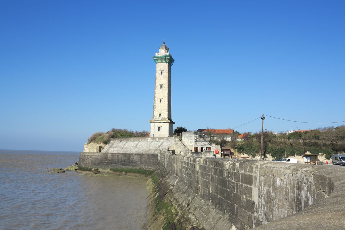 Le phare vu depuis la jetée du port.