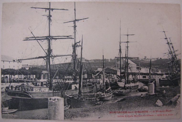 Navires sur la rive gauche de l'avant-port, carte postale vers 1900.