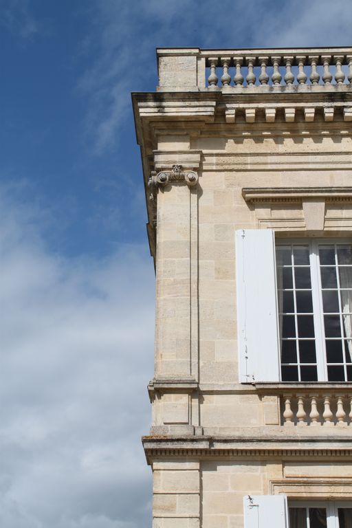 Château : façade principale, détail des pilastres d'angle.