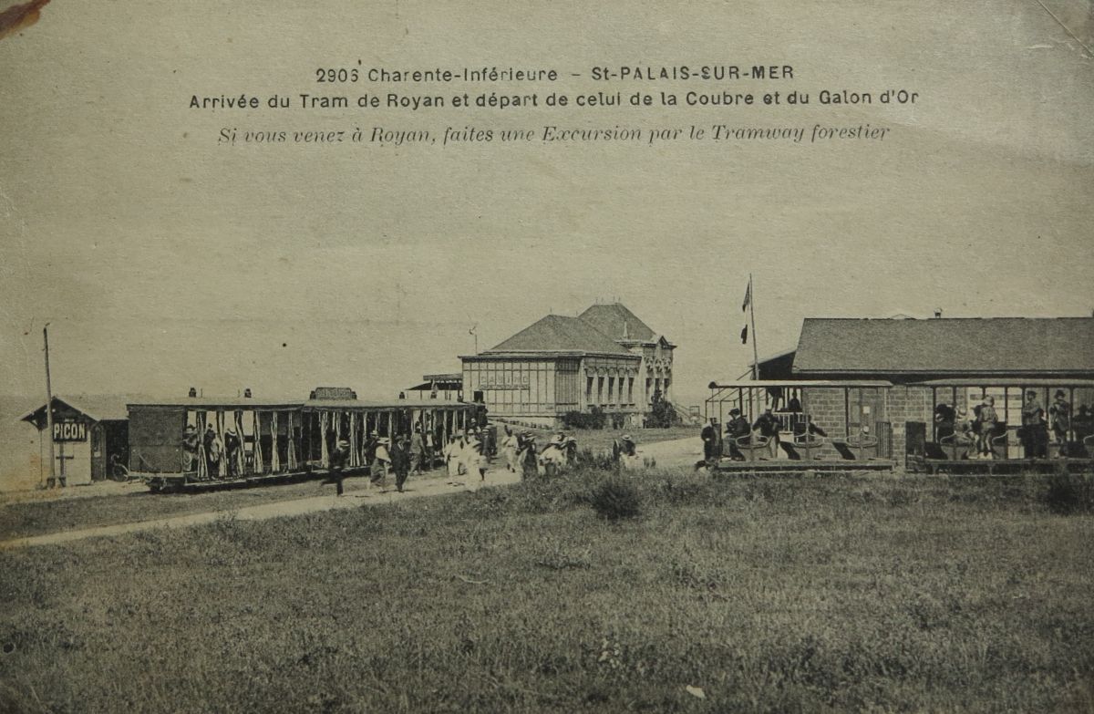 Transfert entre le tramway de la Grande Côte et le tramway forestier, près du casino, vers 1910.