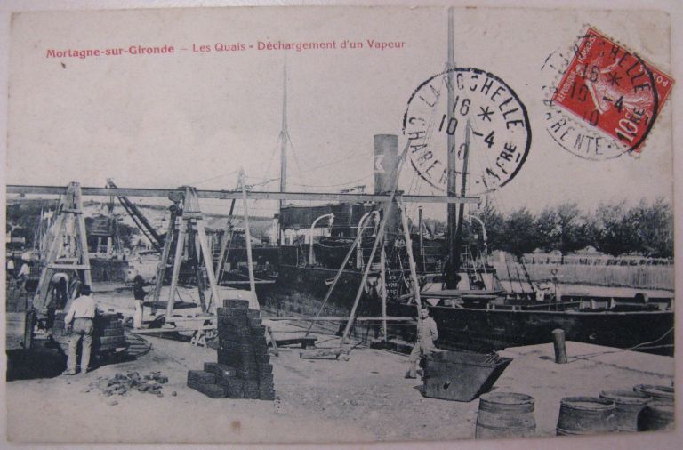 Déchargement d'un bateau à vapeur sur la rive droite de l'avant-port, carte postale vers 1910.