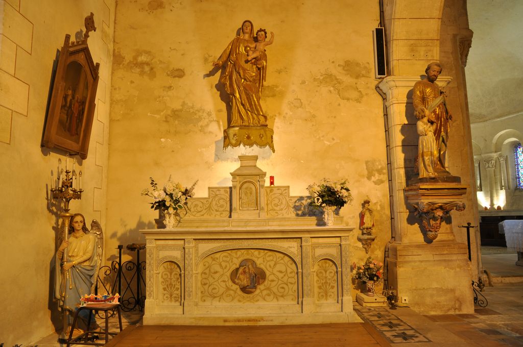 Bas-côté nord : autel à la Vierge.