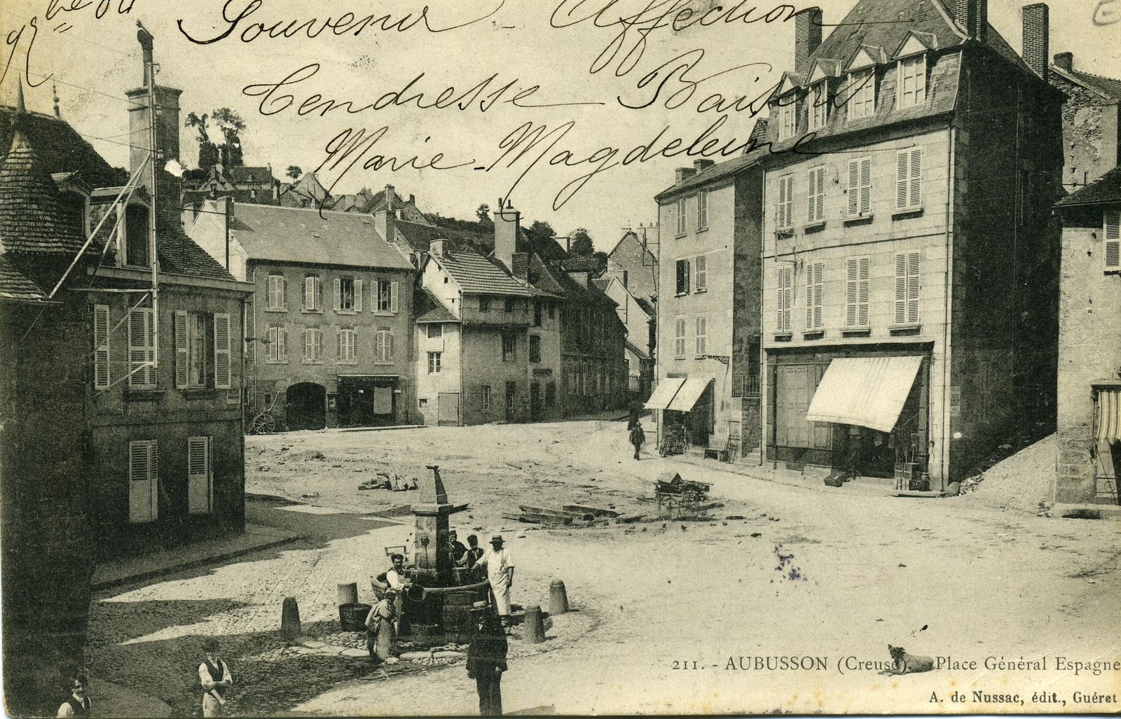Carte postale représentant la place du général Espagne, au début du 20e siècle, juste après la destruction de l'îlot de maisons qui en occupait le nord (AC Aubusson)