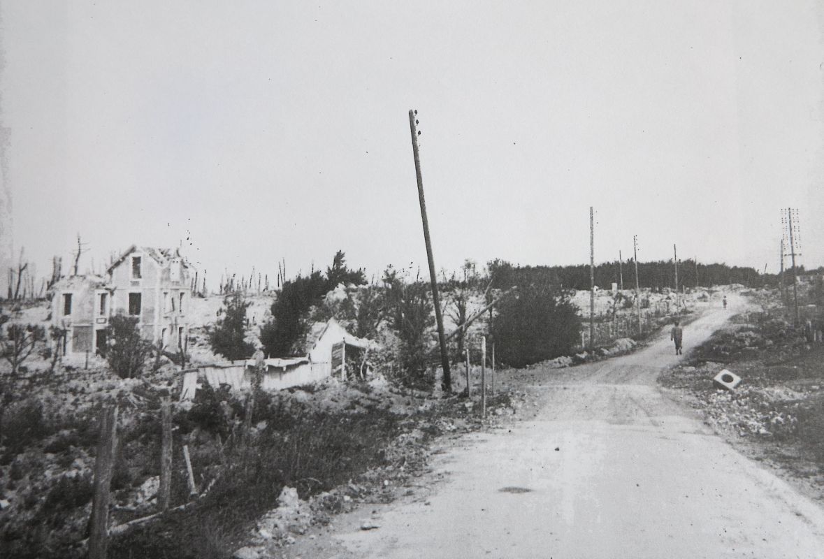 Ruines de part et d'autre de l'actuel boulevard de la Côte de Beauté après les bombardements de 1945.