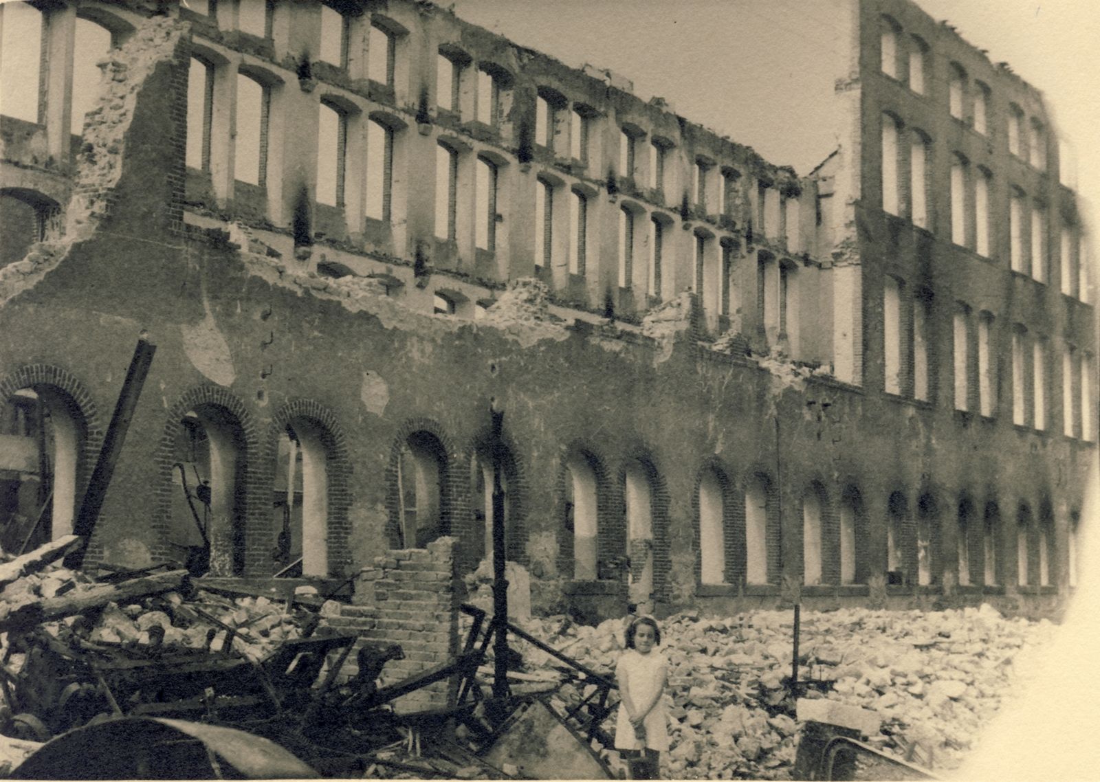 Les décombres de l'usine Sallandrouze après l'incendie de juillet 1944 : les deux grandes ailes du bâtiment des ateliers de tissage sont ruinées (collection particulière). 