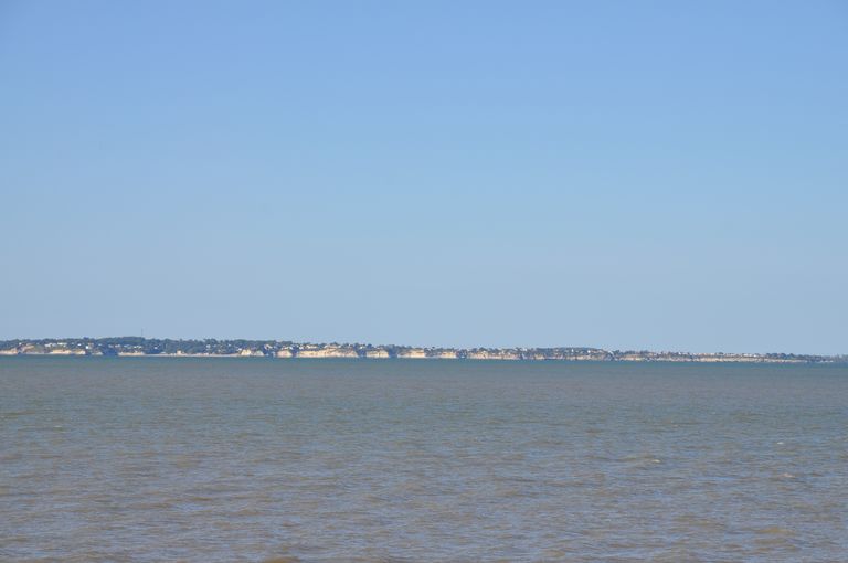 Vue des falaises de Barzan (Charente-Maritime) depuis les bords de l'estuaire.
