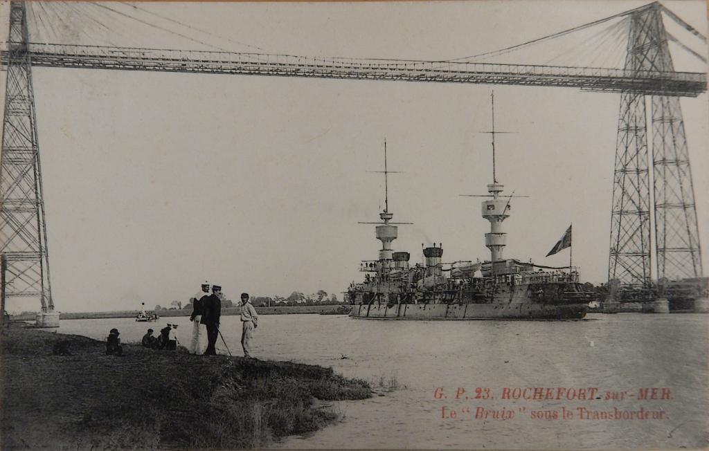 Le croiseur cuirassé Le Bruix sous le pont vers 1910.