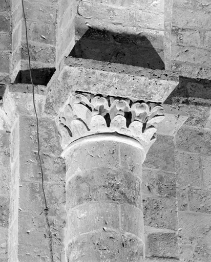 Croisée du transept, pile nord-ouest, face est : chapiteau à feuillages et boules.
