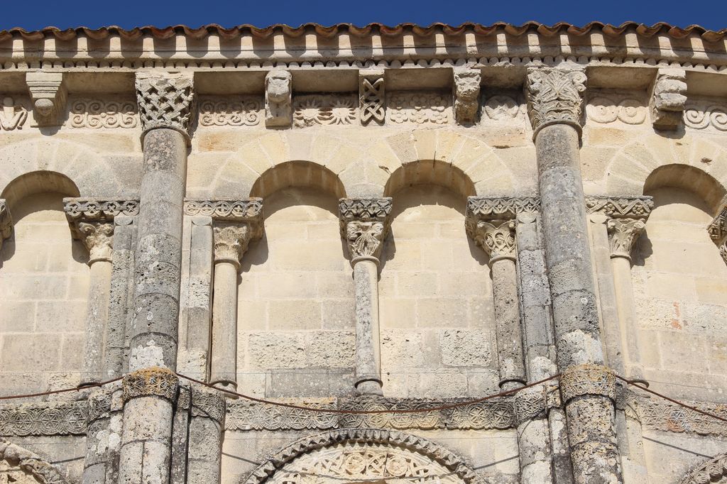 Chevet : face sud, travée 2, détail des arcatures et de la corniche à modillons.