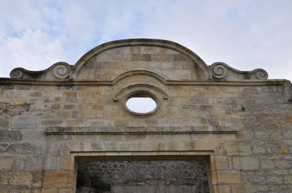 Portail sud : détail du couronnement sculpté vu depuis la cour.