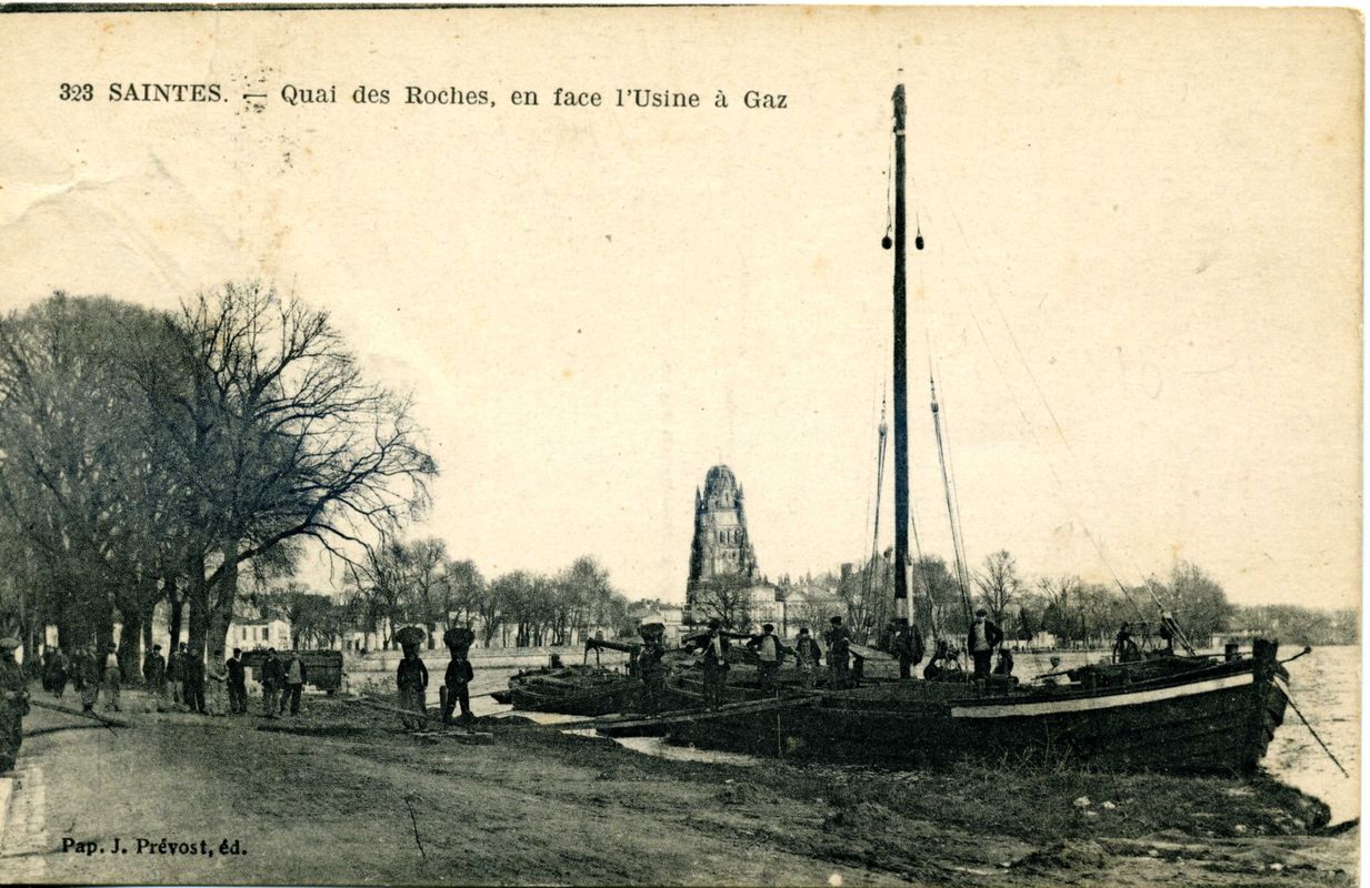 Gabare accostée au quai des Roches pour le déchargement de charbon, vers 1910.