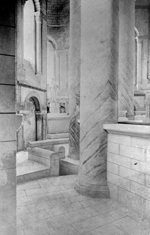 Déambulatoire, entrée de la crypte Saint-Marin et chapelle absidiale : vue ancienne.