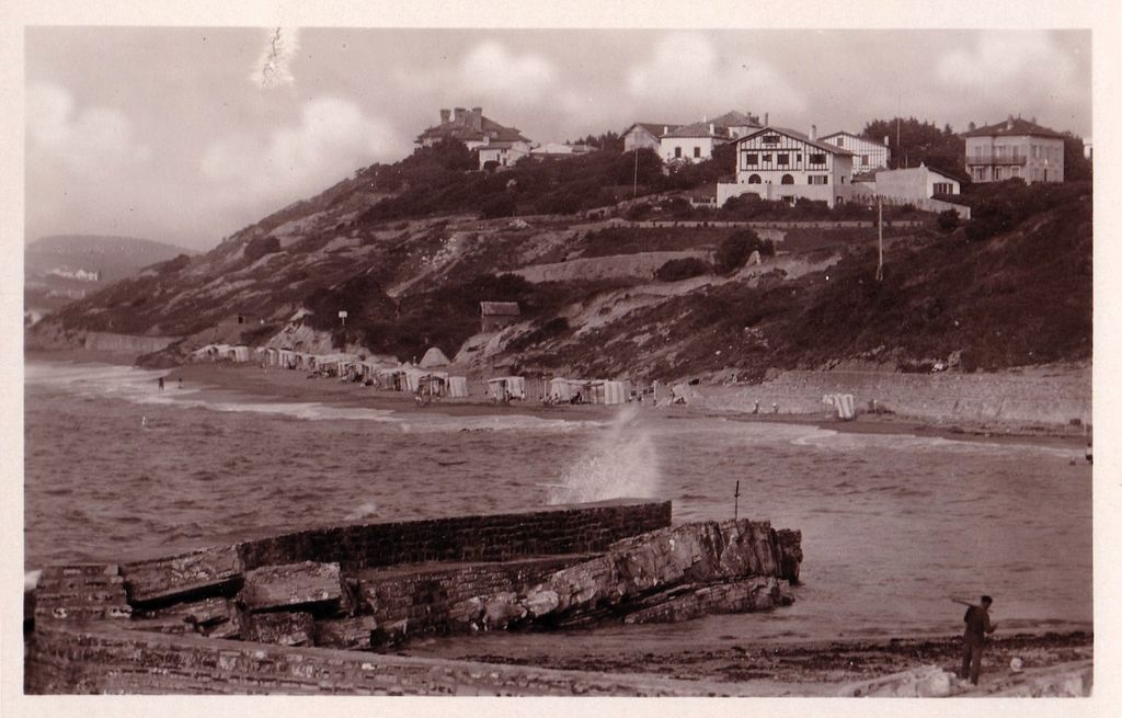 Vue de la plage de Parlementia depuis le port de Guethary, photographie, années 1960.