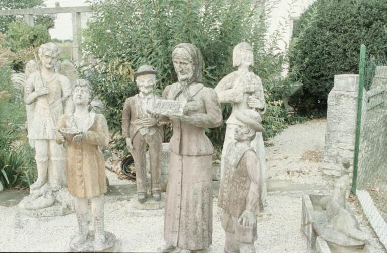 Statues situées à l'entrée du jardin, photographiées en 2000.