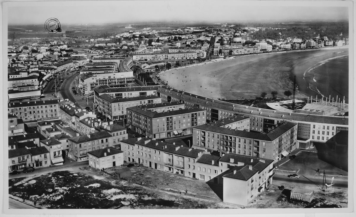 Le front de mer de Royan vers 1955 : les immeubles du Front de Mer ont été construits, le casino sort de terre (à droite).
