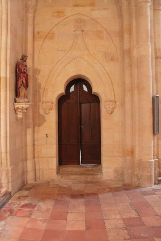 Transept nord : porte d'accès à la sacristie.