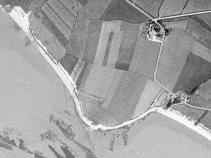 Vue aérienne de la pointe de Port Maran en 1957, avec de premiers carrelets.