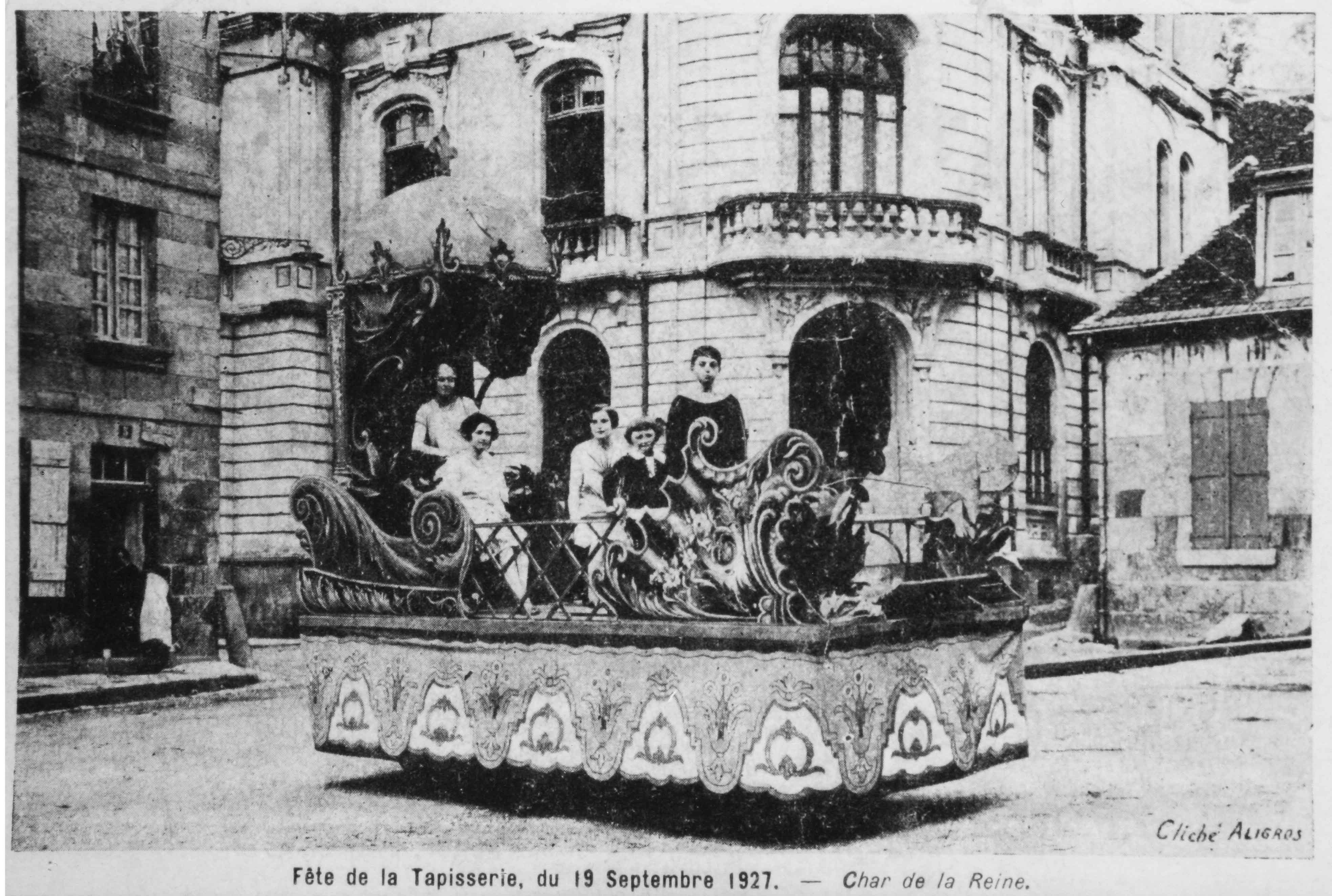 Carte postale représentant, devant la Caisse d'épargne, l'un des chars de la fête de la tapisserie qui eut lieu le 19 septembre 1927 (centre de documentation du M. de la Tapisserie). 