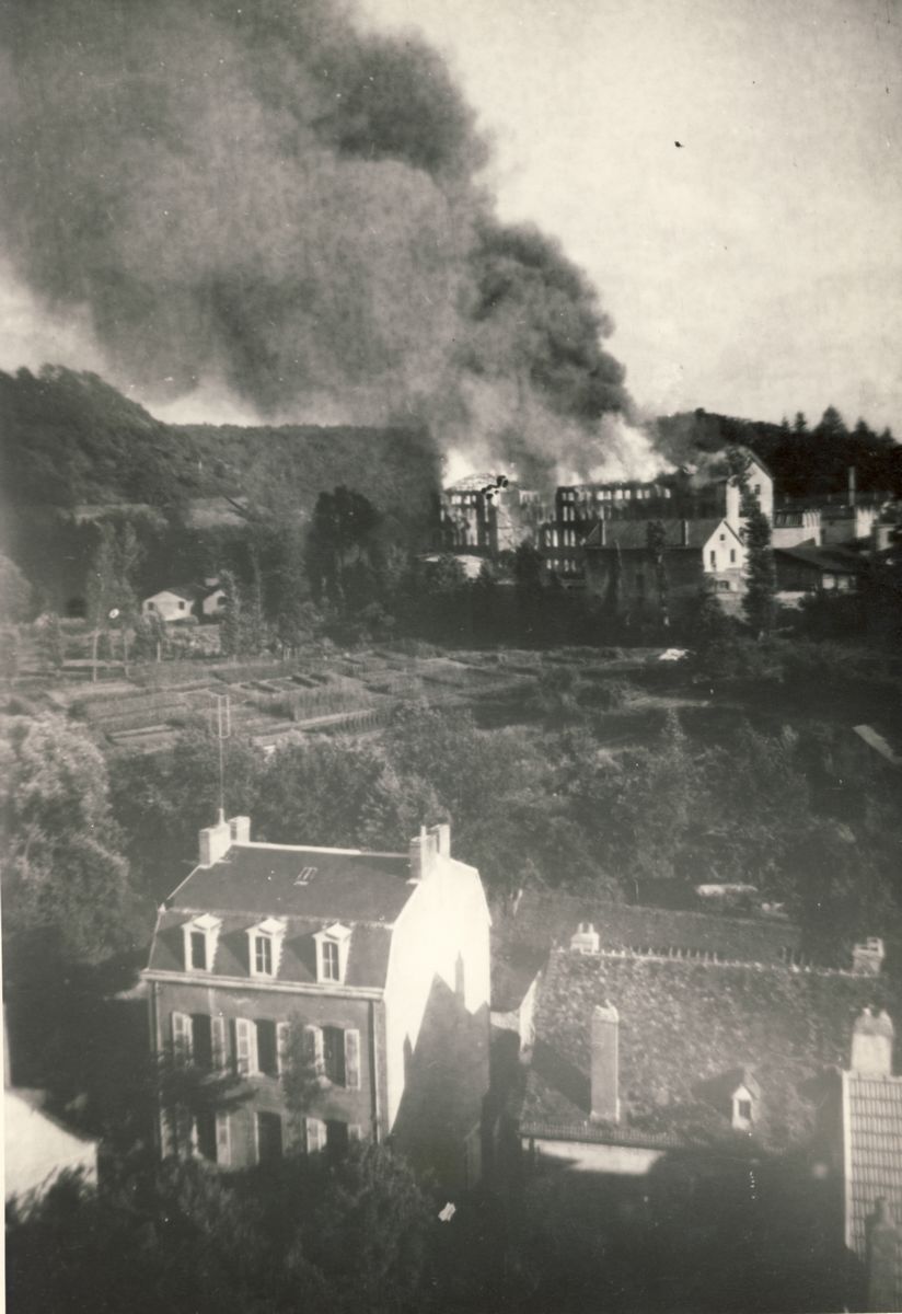 Carte postale des usines Sallandrouze en flammes, juillet 1944, vues depuis le Chapitre (collection particulière)