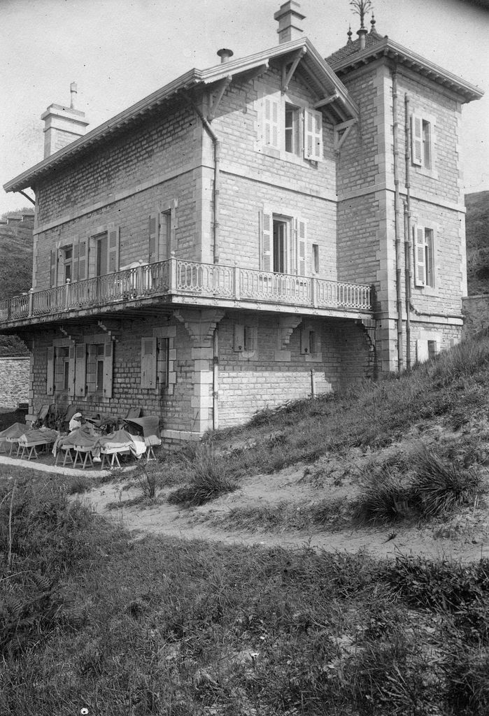 Vue des façades nord et ouest de l'ancien bâtiment des cuisines et des malades installés sur la terrasse, 1916-1922.