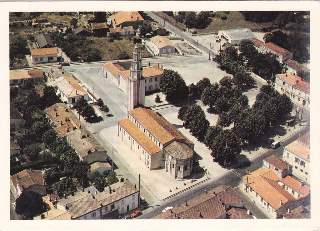 Photographie (collection particulière) : vue aérienne avec clocher reconstruit, 3e quart 20e siècle.