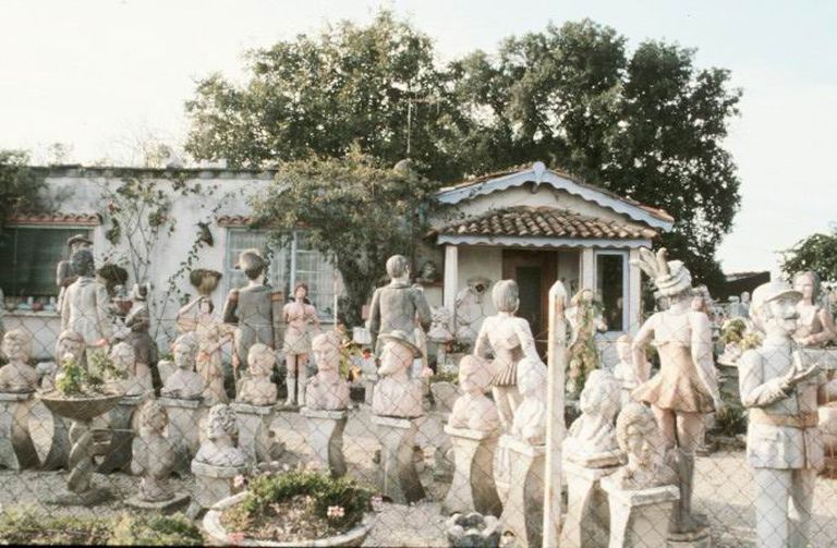 Statues et bustes situés devant la maison, photographiés en 1991.