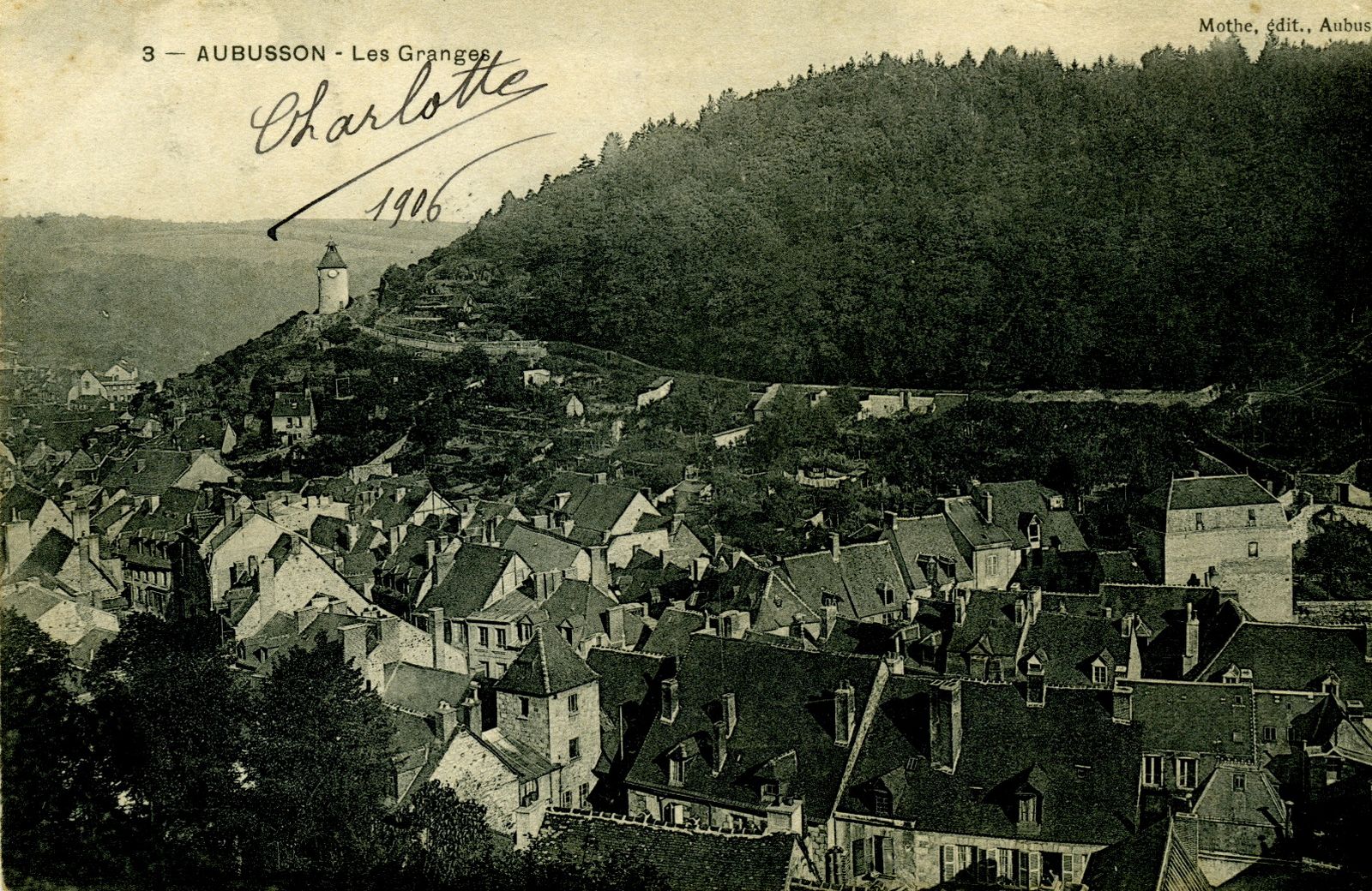 Carte postale de 1906 montrant la ville d'Aubusson, en direction des Granges. Au premier plan, à gauche, la tour d'escalier de la maison Rogier, alors encore coiffée d'un toit en pavillon (AC Aubusson). 