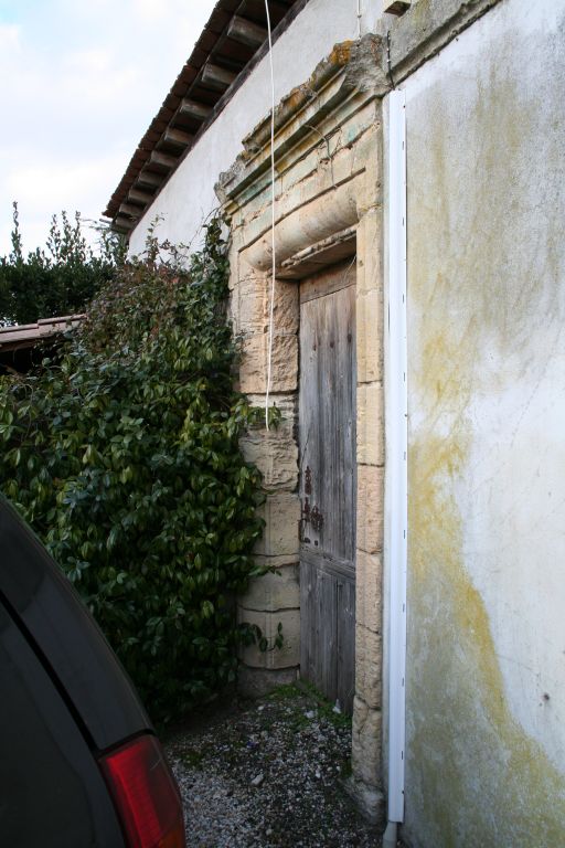 Maison du maître de chais, façade latérale occidentale : détail de la porte.