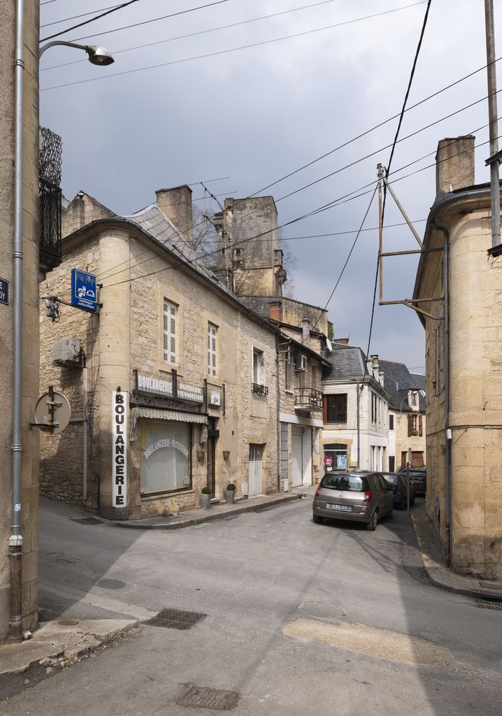 Maisons du XIXe siècle de Montignac : détail des angles adoucis des bâtiments avec cordons et corniches continus d'une façade à l'autre.