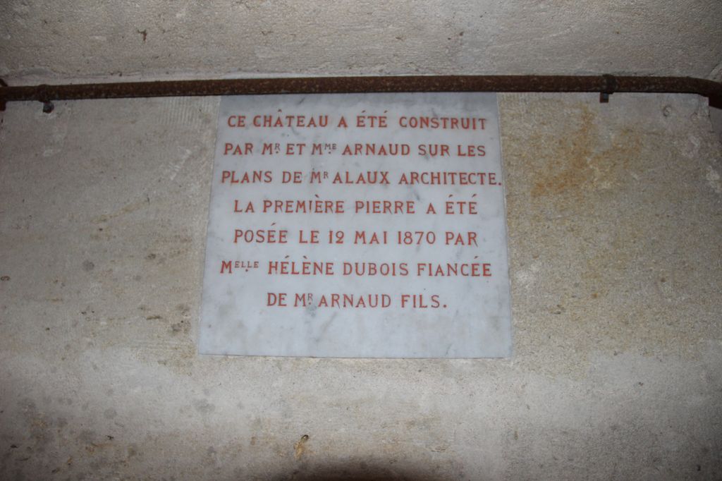 Plaque commémorative de la pose de première pierre dans les caves du château.